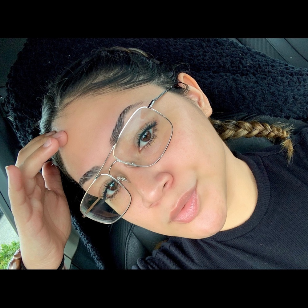 Meet your Posher, Julissa